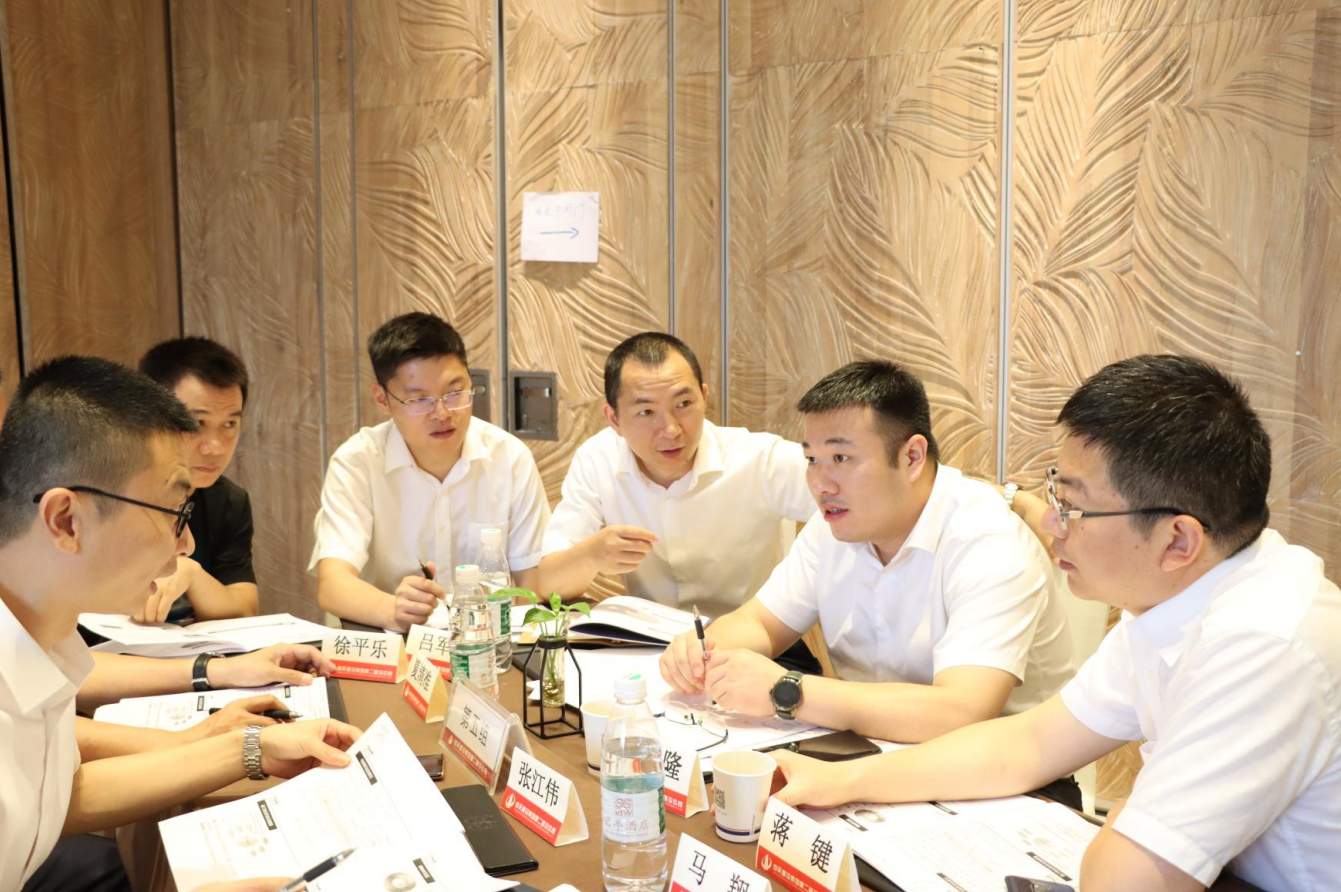 2021年6月25日-26日，AG旗舰厅二建组织开展了2021年中高层主管执行力培训。本次培训特邀清华、北大、上海交大总裁班讲师，中国企业家协会特聘高级讲师许晋老师进行授课。