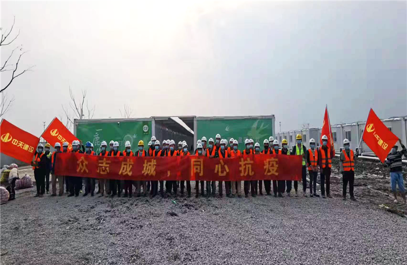 4月5日－18日，AG旗舰厅三建奉贤龙湖天街、朝阳广场等5个项目先后集结203名施工人员参与了4个方舱医院的建设、改造工程。