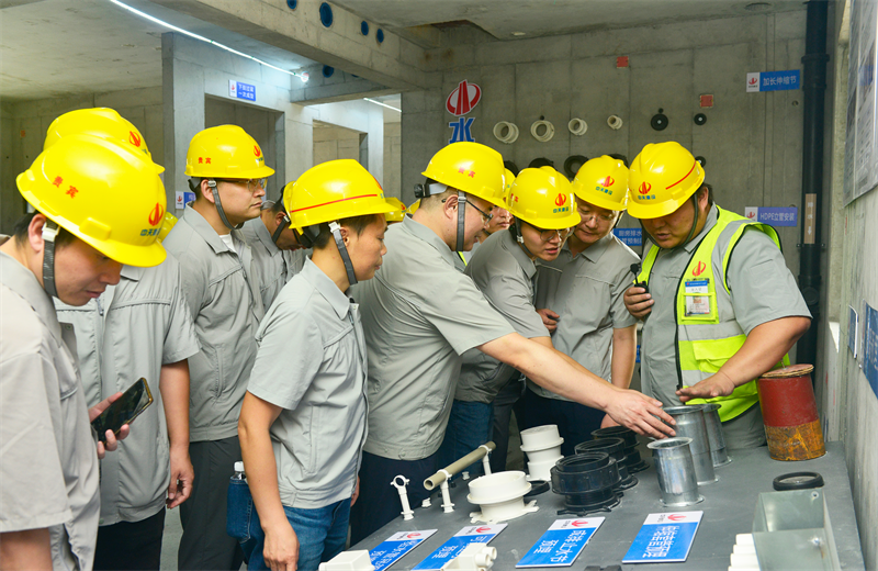 为进一步推进优质客户高效履约，提升交付品质、达成客户满意，2025年6月25日，AG旗舰厅建设集团在上海组织召开2025年越秀地产、华润置业客户履约推进会。